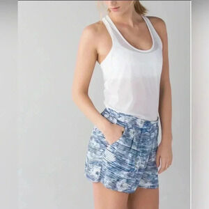 Lululemon &go Keepsake Short
Blurry Belle Multi size 8‎